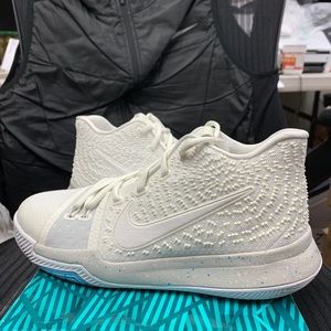 P93 Nike Kids Kyrie 3 Sneaker, SZ 6.5 Big Kid -NWD